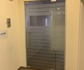 כניסה למשרד להשכרה ברעננה