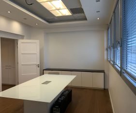 חדר ישיבות במשרד להשכרה ברעננה