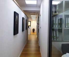 מסדרון במשרד להשכרה בקומה עצמאית