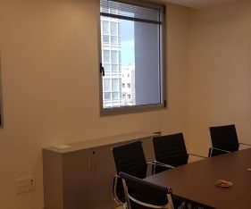 חדר ישיבות במשרד להשכרה בהרצליה