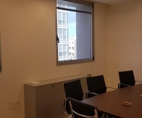 חדר ישיבות במשרד להשכרה בהרצליה