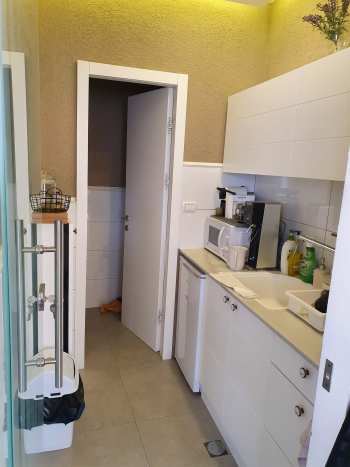 משרד להשכרה מחולק לשני חדרים