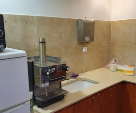 מטבחון במשרד בבניין יוקרתי בתלפיות