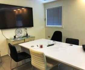 חדר ישיבות במשרדים להשכרה בחיפה