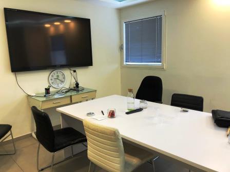 חדר ישיבות במשרדים להשכרה בחיפה
