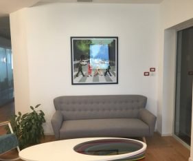 פינת המתנה במשרד להשכרה ברעננה