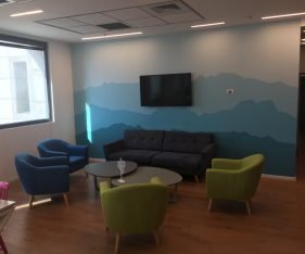 אזור המתנה במשרד להשכרה ברעננה