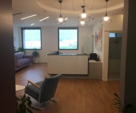 אזור קבלה במשרד להשכרה ברעננה