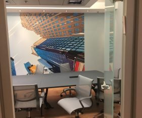 חדר ישיבות במשרד להשכרה ברעננה