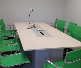 חדר ישיבות במשרד להשכרה ברעננה