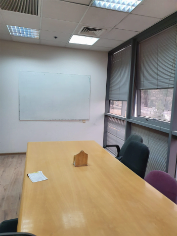 חדר ישיבות במשרד להשכרה בירושלים