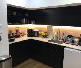 מטבחון במשרדים להשכרה בכפר סבא