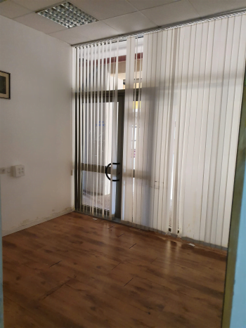 יחידת משרדים מחולקת לשלוש