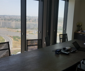 חדר ישיבות במשרדים להשכרה בכפר סבא