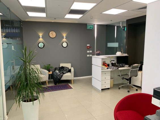 עמדת קבלה והמתנה במשרדים להשכרה