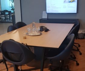 חדר ישיבות במשרדים להשכרה בכפר סבא