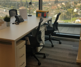 עמדות עבודה במשרד להשכרה בכפר סבא