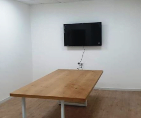 חדר ישיבות במשרד להשכרה בחיפה