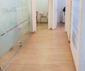 משרד להשכרה עם יציאה למרפסת ציבורית- הרצליה