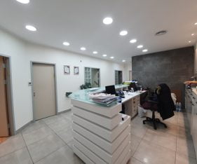 עמדת קבלה במשרד להשכרה בירושלים