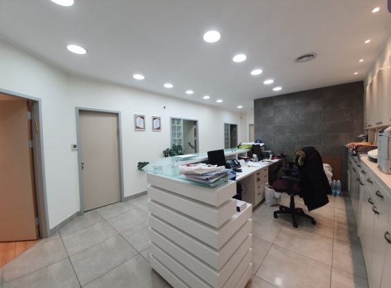 עמדת קבלה במשרד להשכרה בירושלים