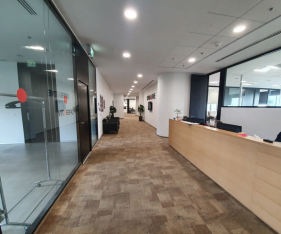 עמדת קבלה גדולה ומרווחת בכניסה למשרד להשכרה בירושלים גבעת שאול