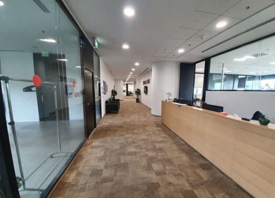 עמדת קבלה גדולה ומרווחת בכניסה למשרד להשכרה בירושלים גבעת שאול