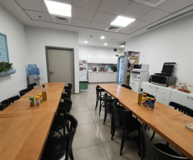 פינת אוכל גדולה ומטבח לכל עובדי המשרד - ירושלים