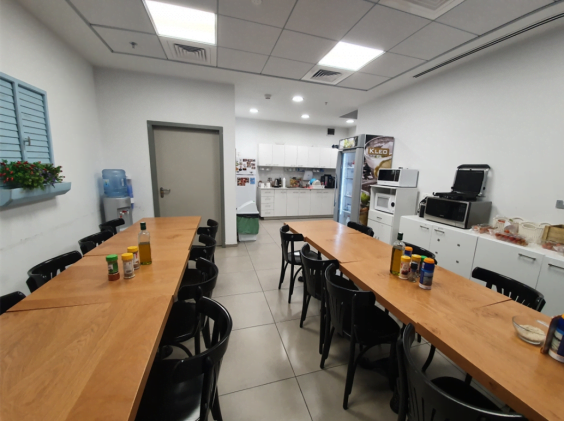 פינת אוכל גדולה ומטבח לכל עובדי המשרד - ירושלים