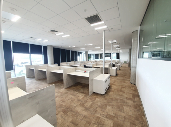 אופן ספייס (open space) רחב ידיים וגדול עם עמדות עבודה רבות - משרדים להשכרה בגבע שאול