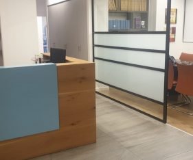מחולק לחדרים, חדר ישיבות גדול, מטבחון