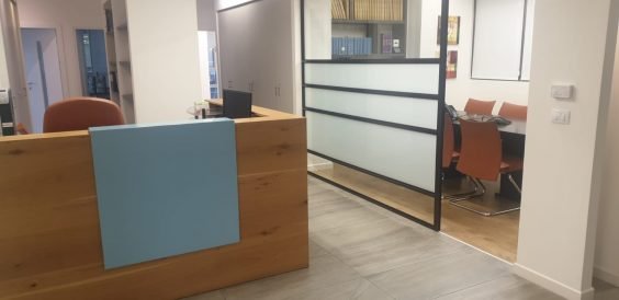 מחולק לחדרים, חדר ישיבות גדול, מטבחון