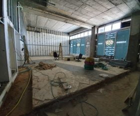 חנות עם תקרה גבוהה להשכרה בהרצליה