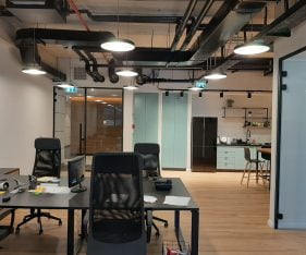 עמדת עבודה ומטבחון - 110 מ