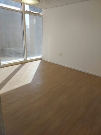 נגיש וקרוב לתחבורה ציבורית, מרכזי קניות, מסחר ומסעדות