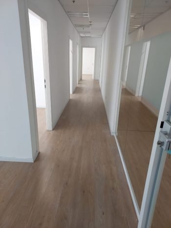 נגיש וקרוב לתחבורה ציבורית, מרכזי קניות, מסחר ומסעדות