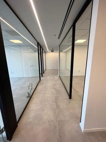 משרדים יפהפיים בגמר מלא עם זכוכיות