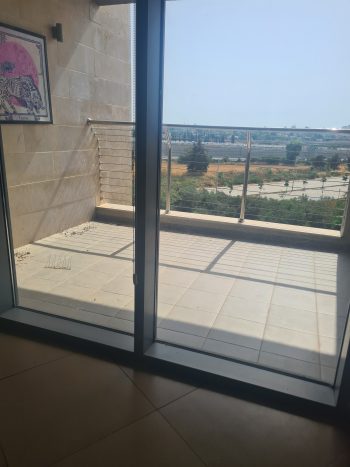 בבניין מטופח בעתיר ידע - להשכרה משרד מסודר בחלוקת חמישה חדרים