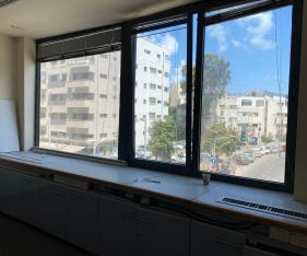 שטח משרדים להשכרה בקומת כניסה במגדל מרכזי בתל אביב