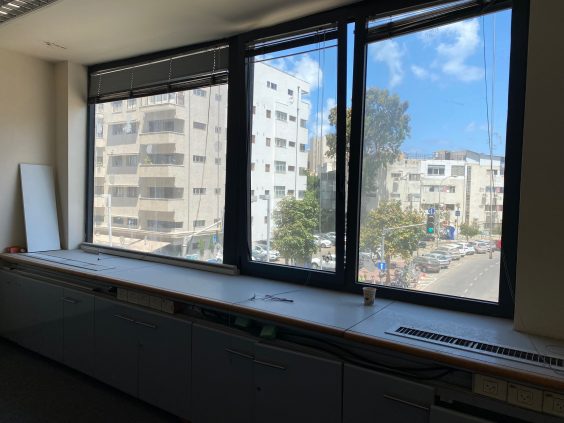 שטח משרדים להשכרה בקומת כניסה במגדל מרכזי בתל אביב