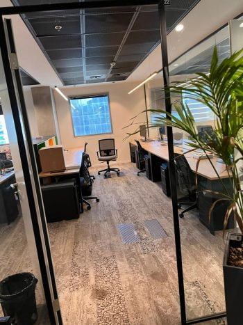 שטח משרדים ברמה גבוהה להשכרה בהרצליה כולל מחיצות זכוכית