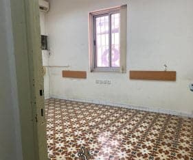 משרד עם תקרות גבוהות, מחולק לחדרים גדולים, רצפות מצויירות.