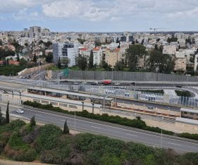 במגדל חדש ויוקרתי בהוד השרון - משרד ברמת מעטפת להשכרה