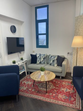משרד אינטימי להשכרה באבן יהודה - בחלוקה לארבעה חדרים