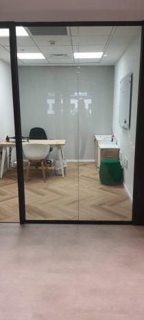משרדים עם מחיצות זכוכית ורצפת פרקט