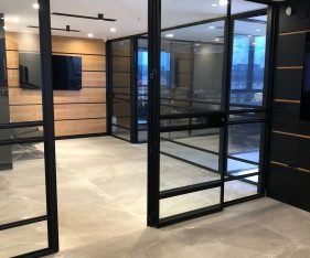 משרדים עם חלוקה ל-4 חדרים עם מחיצות זכוכית