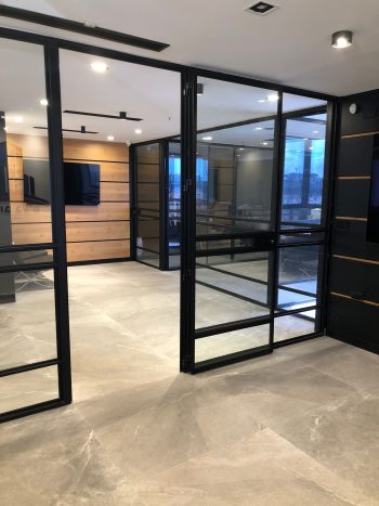 משרדים עם חלוקה ל-4 חדרים עם מחיצות זכוכית
