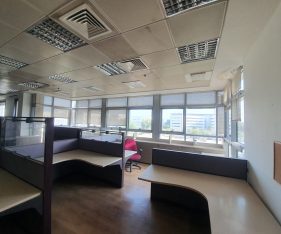 חדר משרדים גדול ומרווח