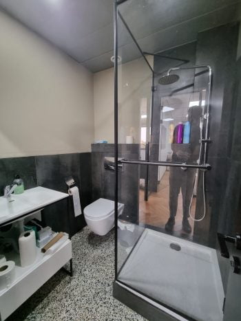 מקלחת לשימוש העובדים - משרד להשכרה בתל אביב