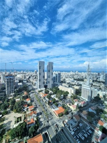 משרד משופץ להשכרה בתל אביב - נוף לים ולעיר